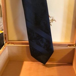 60” AMBASSADOR Tie